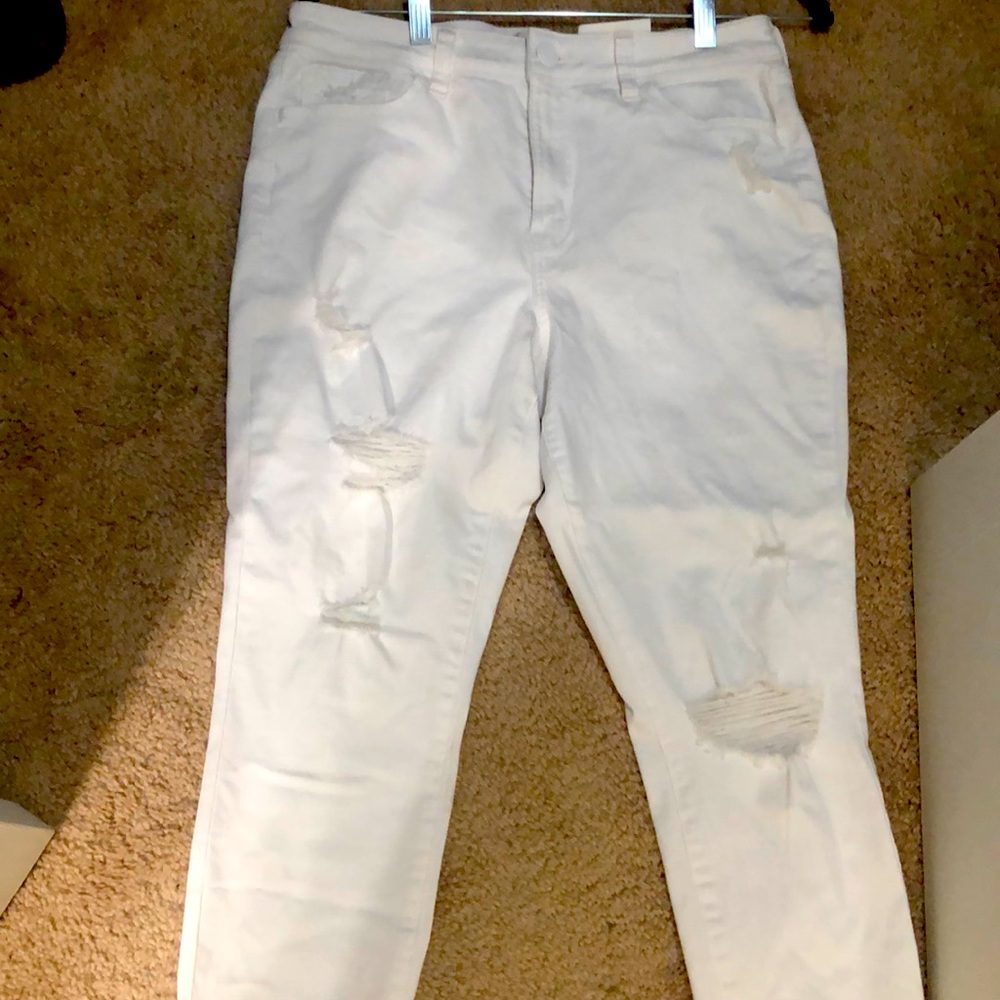 New with tag- Adorable high rise cropped ripped jeans!